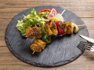 Comida-vegana-para-llevar-brochetas-con-verduras-horeca