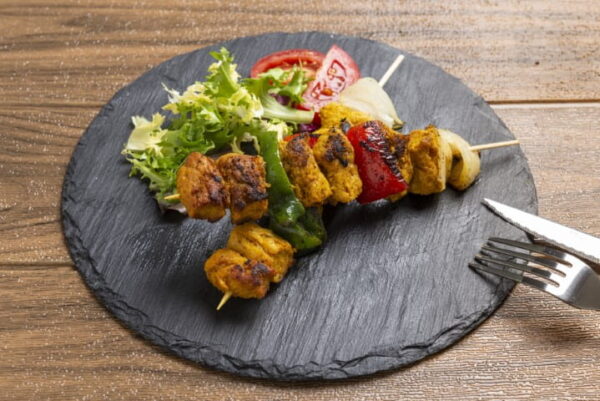 Comida-vegana-para-llevar-brochetas-con-verduras-horeca