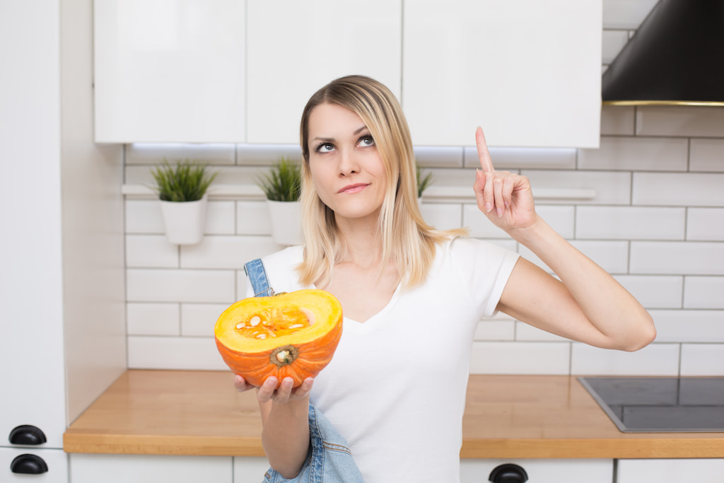 comida-vegana-para-llevar-mujer-con-calabaza