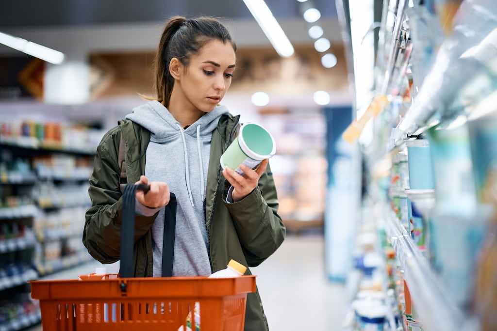 comida-vegana-para-llevar-mujer-leyendo-etiqueta-alimento