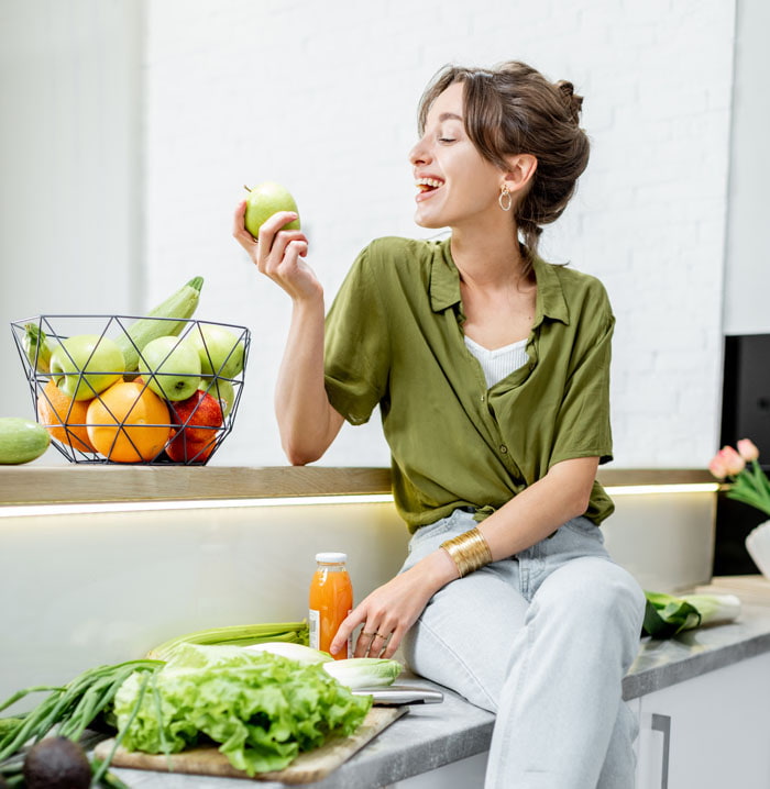 Comida-vegana-para-llevar-chica-comiendo